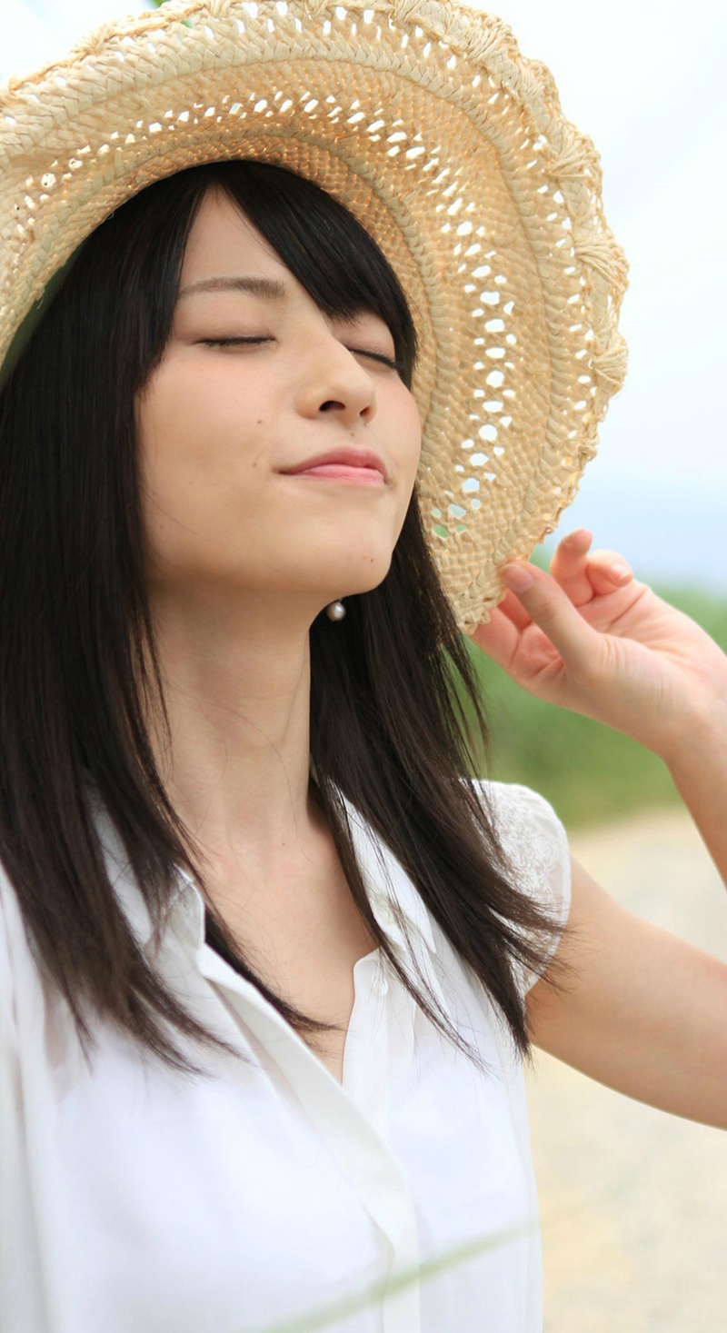 点击大图看下一张：日本女星矢岛舞美清新户外写真