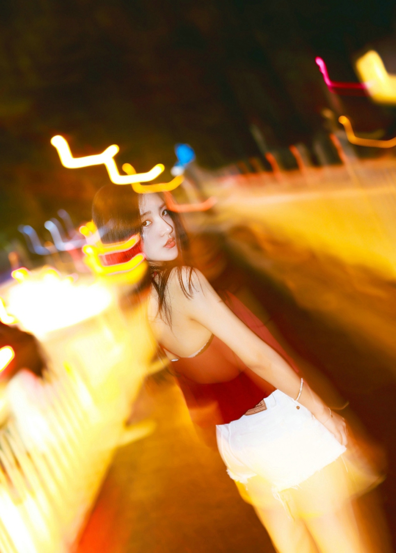 点击大图看下一张：夜晚街头上的吊带红衣艳丽美女率性动人