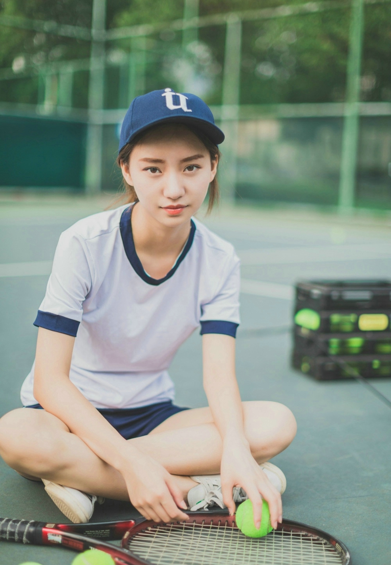 点击大图看下一张：棒球帽网球少女笑脸阳光活力怡人写真