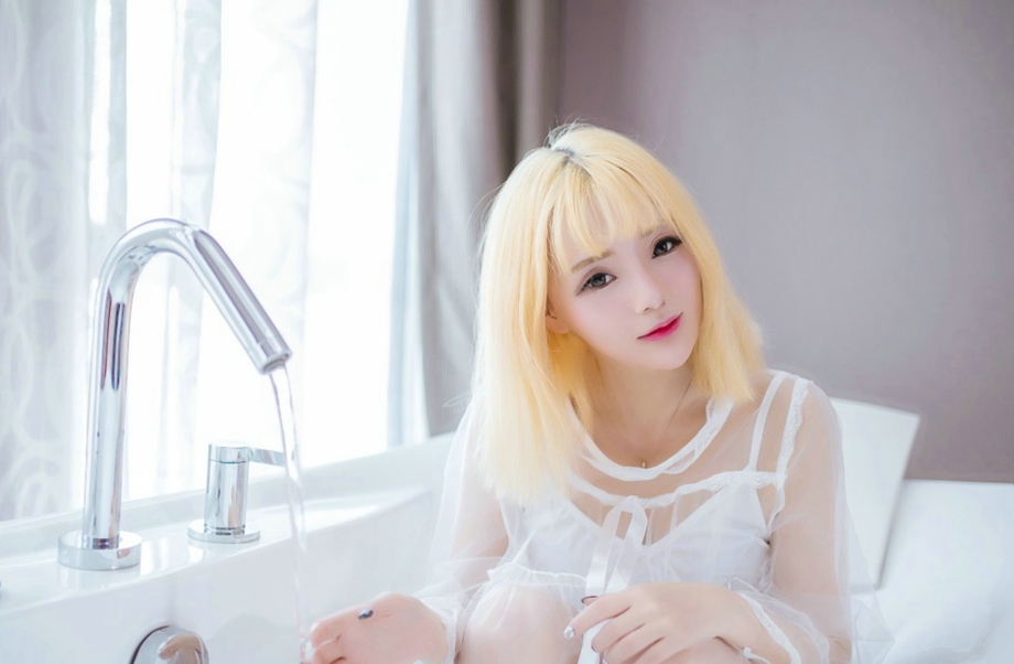 点击大图看下一张：透明情趣衣黄发美女私房浴室白皙美腿写真