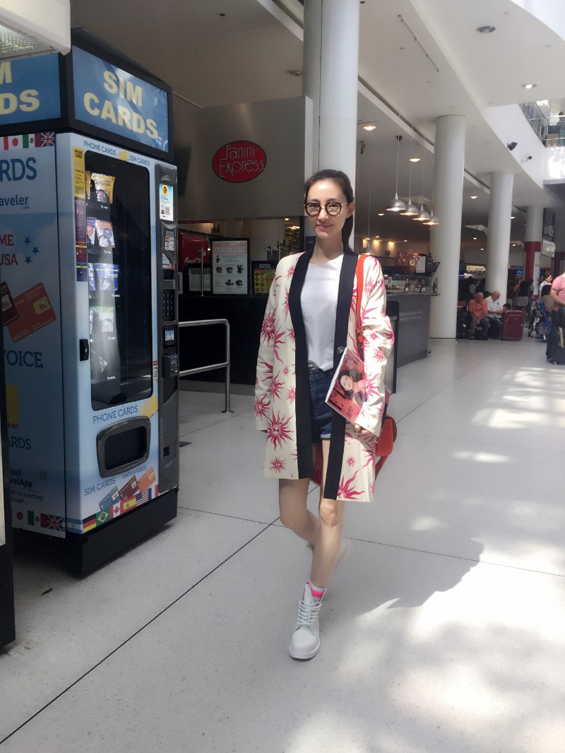 点击大图看下一张：王丽坤赴纽约时装周全素颜机场低调现身