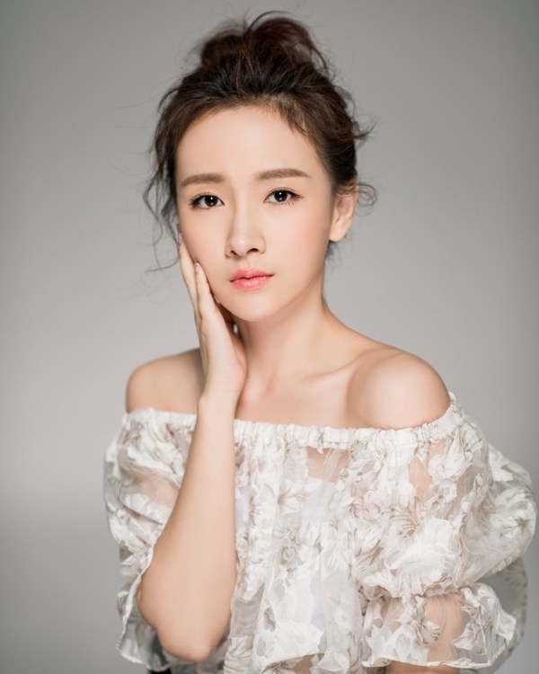 点击大图看下一张：潘禹彤气质佳人清新甜美迷人写真