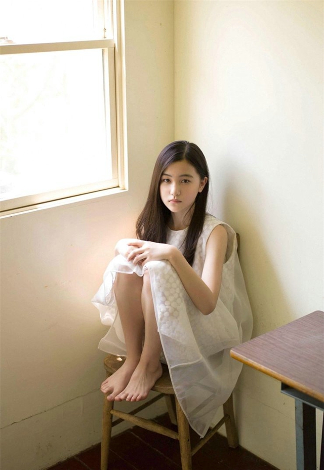 点击大图看下一张：日系美女私房睡衣白裙写真灵气十足