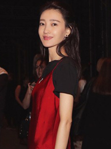 王丽坤纽约时装周首秀红裙优雅气质迷人