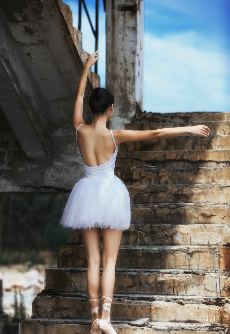 点击大图看下一张：废弃房屋内的芭蕾舞少女气质玉背