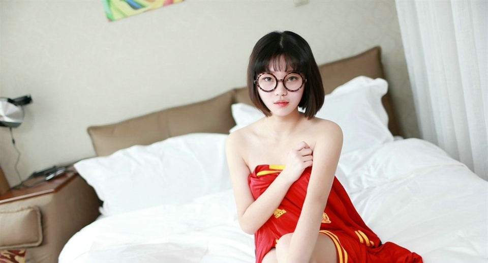 点击大图看下一张：床上球衣真空眼镜少女性感魅惑无限