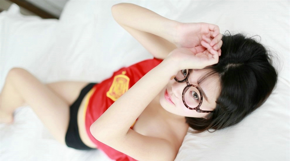 点击大图看下一张：床上球衣真空眼镜少女性感魅惑无限