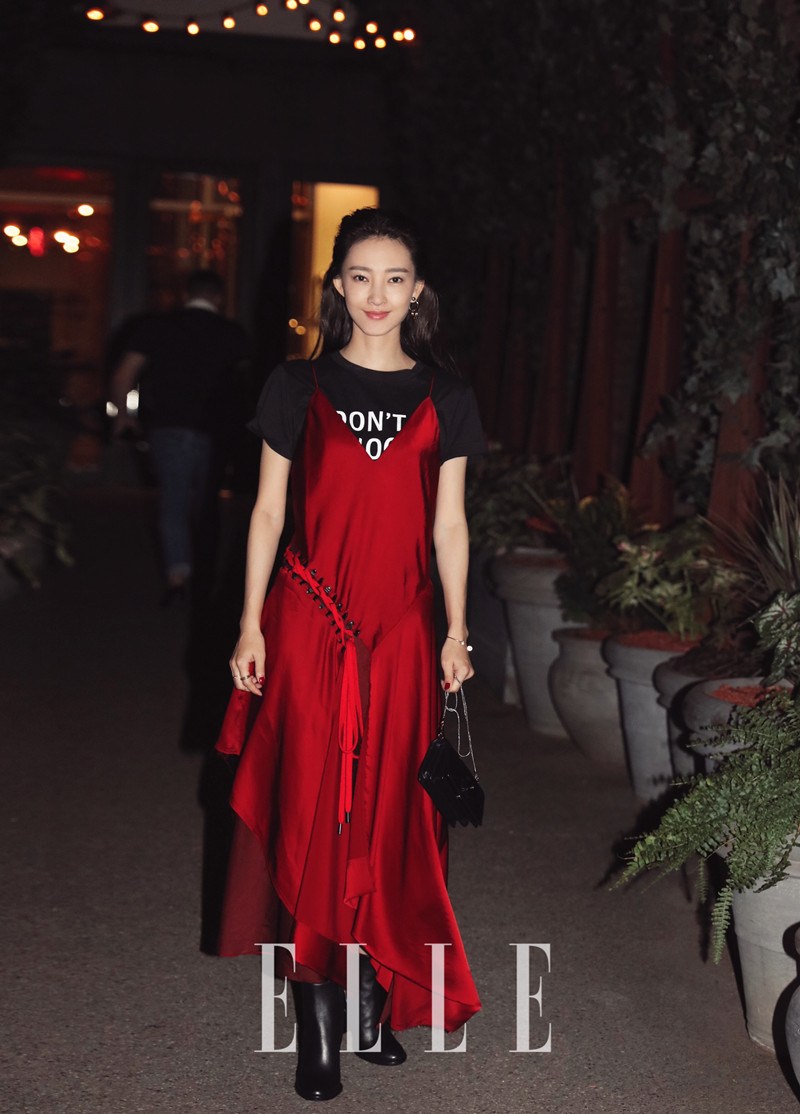 点击大图看下一张：王丽坤纽约时装周首秀红裙优雅气质迷人