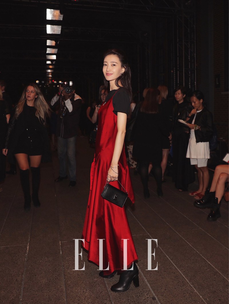 点击大图看下一张：王丽坤纽约时装周首秀红裙优雅气质迷人