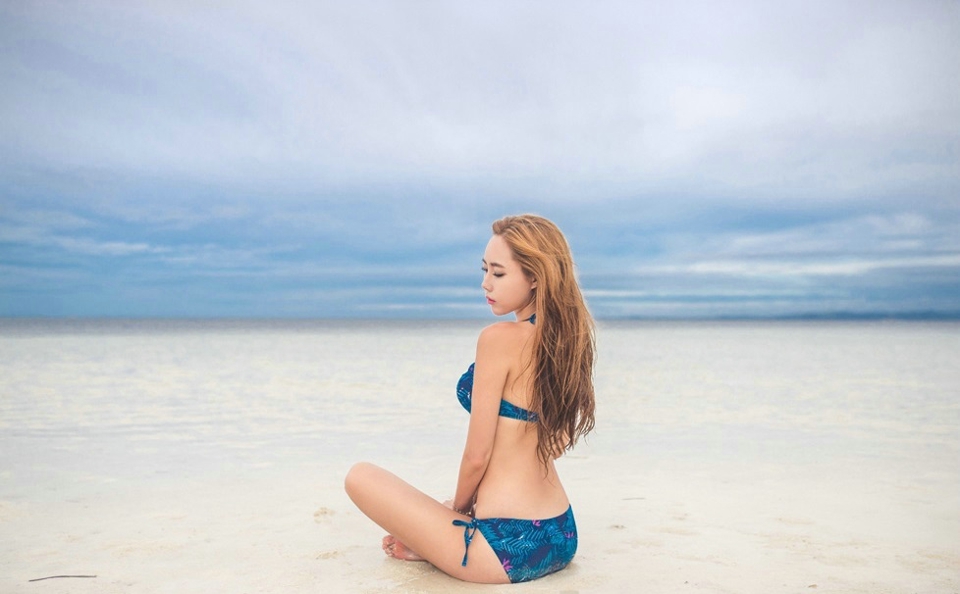 点击大图看下一张：沙滩上的比基尼美女长腿秀发飘逸