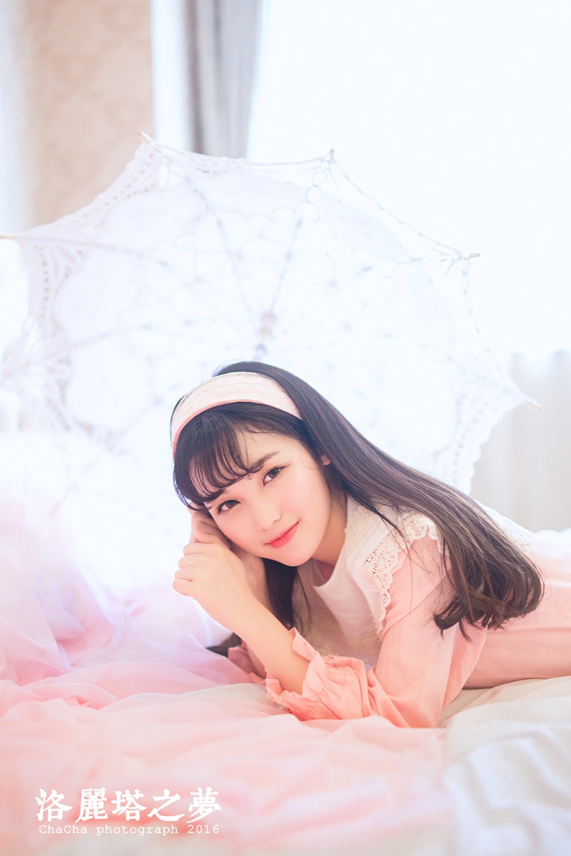 点击大图看下一张：漂亮的婴儿肥刘海美女私房纯净甜美气质写真