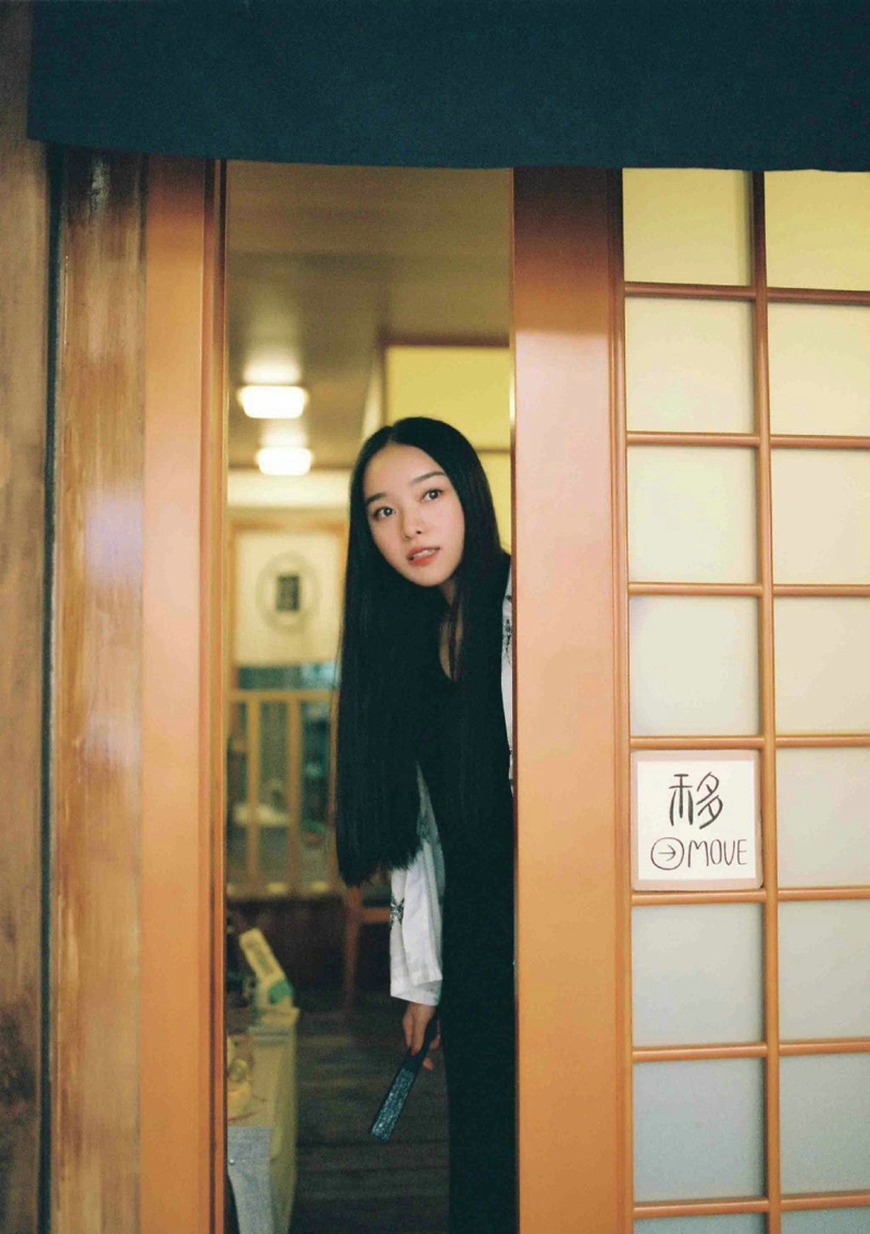 点击大图看下一张：日系美女安静私房内养眼写真