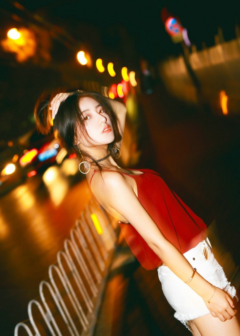 点击大图看下一张：夜晚街头吊带红衣美女随性时尚生活写真
