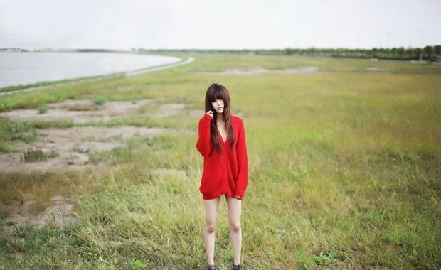 点击大图看下一张：清纯红衣美女野外微风凌乱散发写真