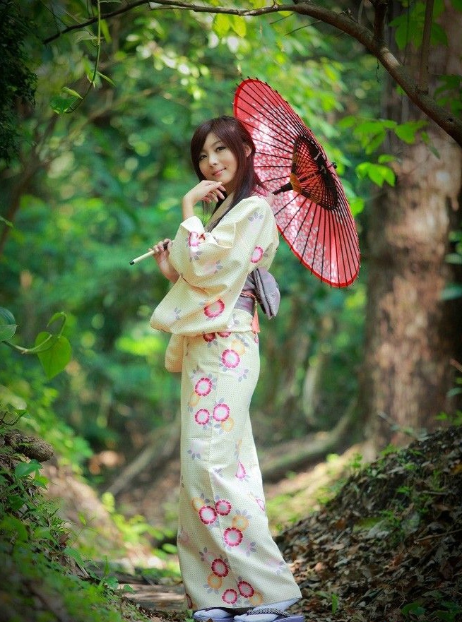 点击大图看下一张：日系可爱美女和服优雅身姿甜美气质写真