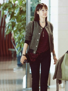 白百何外套内搭红色条纹搭配黑色长裤现身北京首都机场
