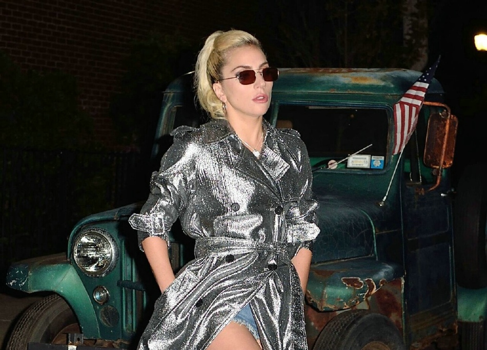 点击大图看下一张：Lady Gaga穿bling bling风雨外套在纽约出街