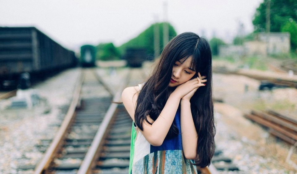 点击大图看下一张：废弃列车轨道上的摄影少女无辜眼神