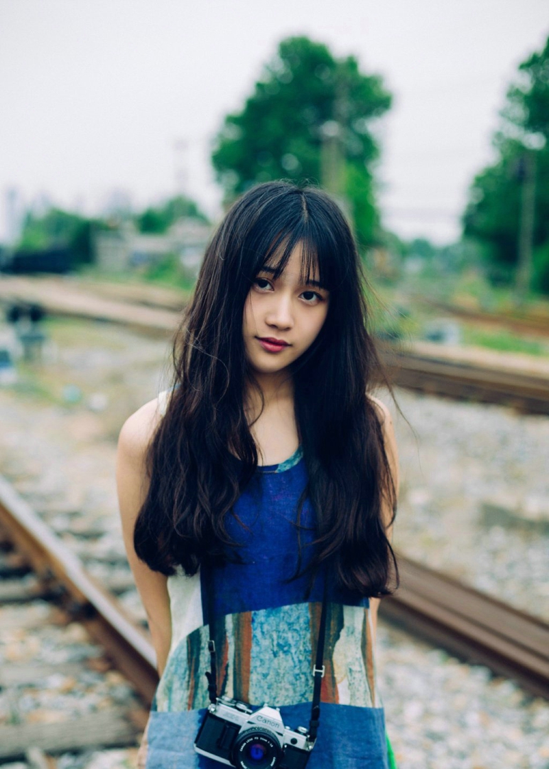 点击大图看下一张：废弃列车轨道上的摄影少女无辜眼神