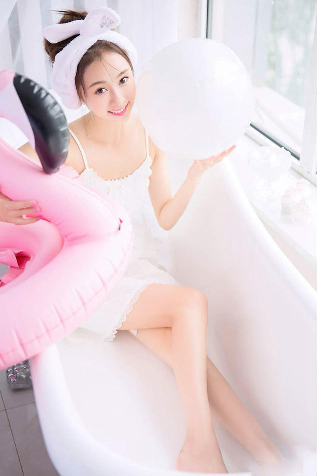 点击大图看下一张：清纯小女生白皙可爱浴室温馨写真