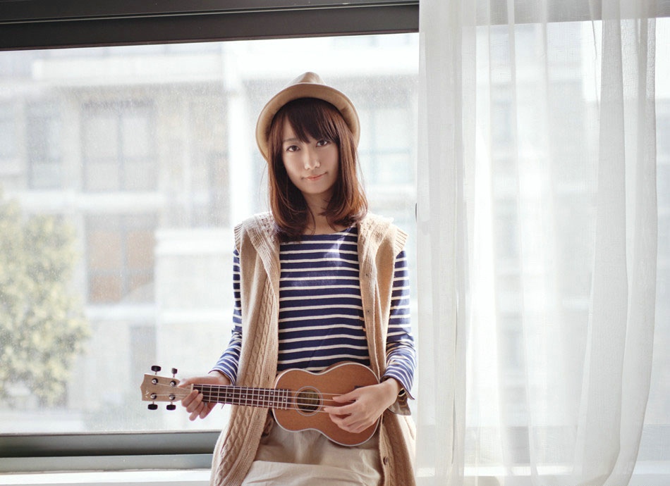 点击大图看下一张：甜美慵懒的吉他少女私房温馨的日常写真