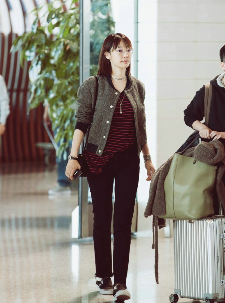 点击大图看下一张：白百何外套内搭红色条纹搭配黑色长裤现身北京首都机场