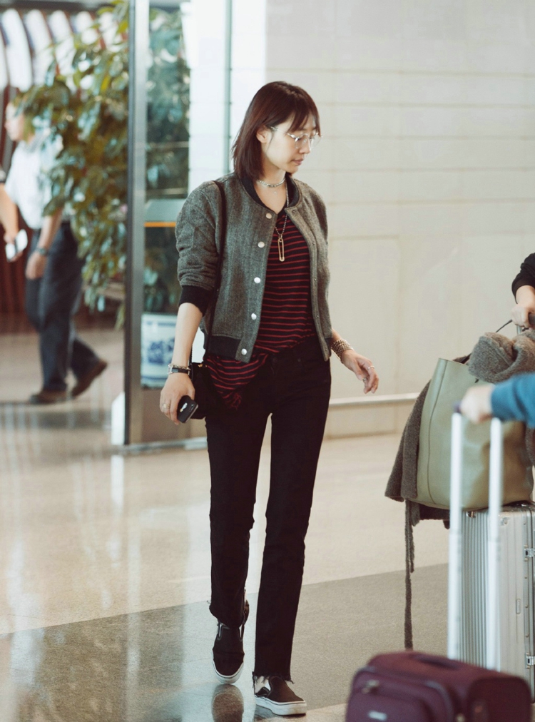 点击大图看下一张：白百何外套内搭红色条纹搭配黑色长裤现身北京首都机场