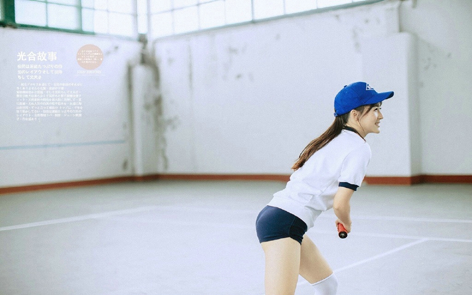 点击大图看下一张：网球场内的棒球帽过膝袜网球少女活力十足