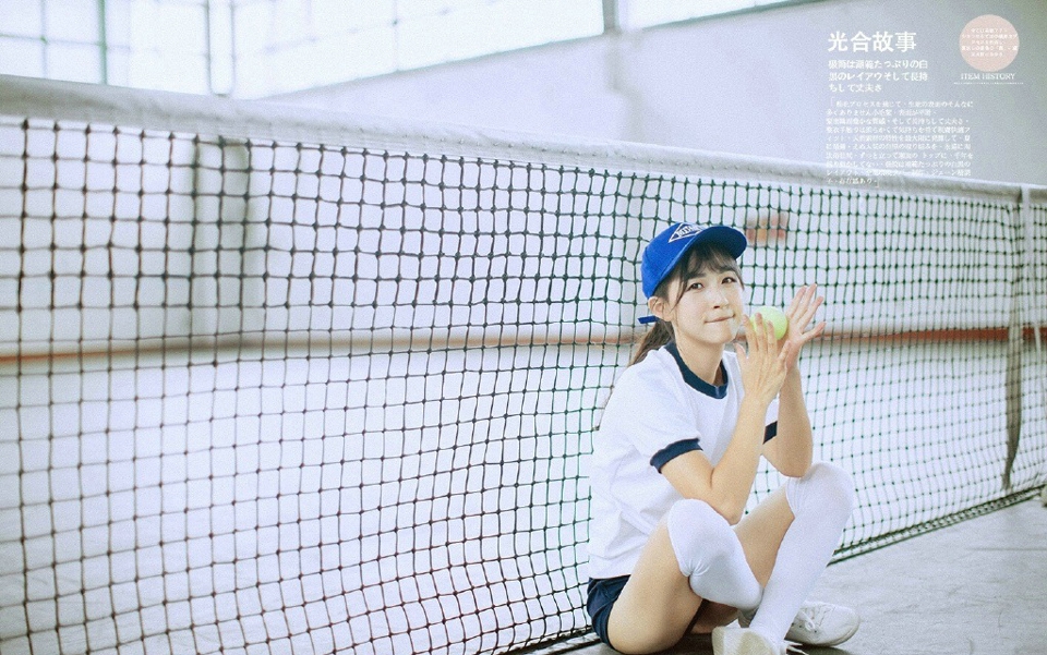 点击大图看下一张：网球场内的棒球帽过膝袜网球少女活力十足