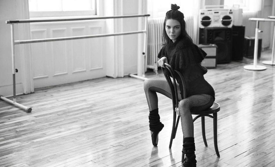 点击大图看下一张：Kendall Jenner化身芭蕾舞演员柔美诠释秋冬新季时装