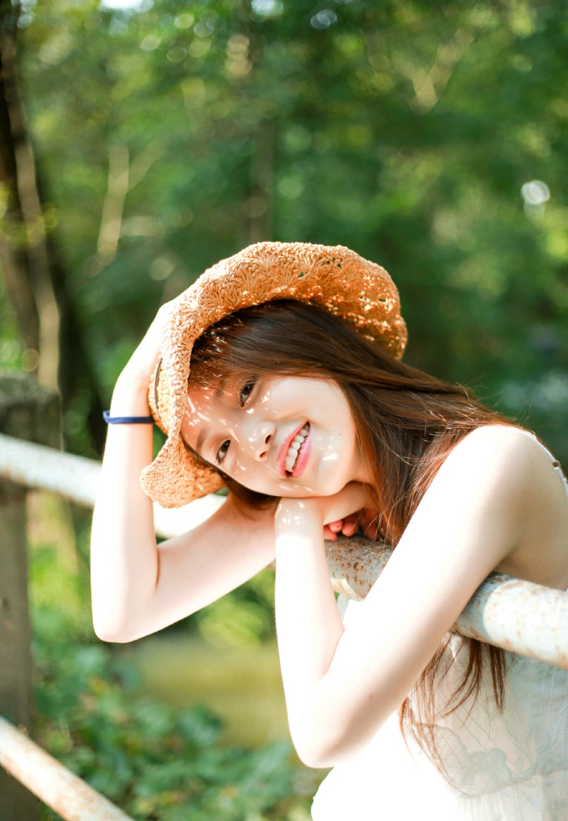 点击大图看下一张：森林阳光下的草帽高颜值美女笑脸可人