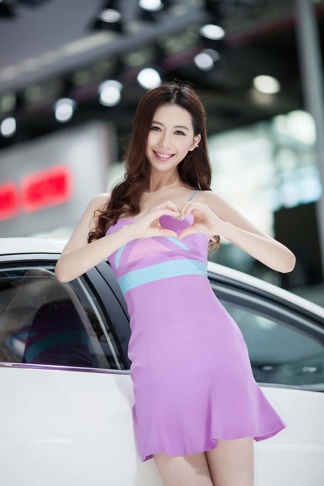 点击大图看下一张：紫色吊带裙清新美女车模笑容甜美可爱