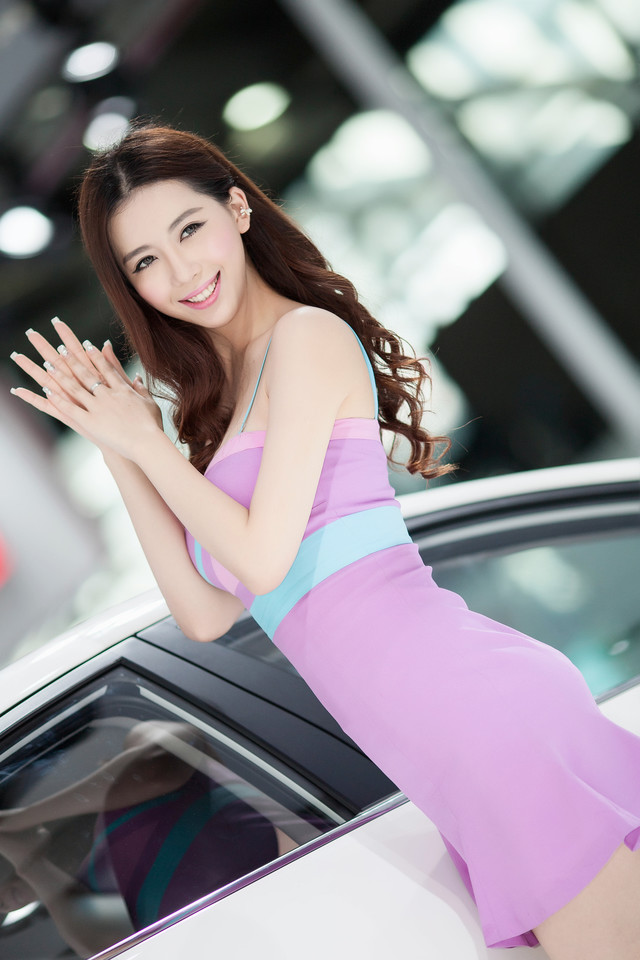 点击大图看下一张：紫色吊带裙清新美女车模笑容甜美可爱