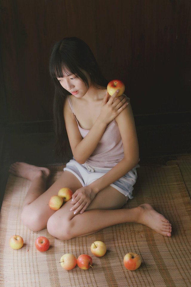 点击大图看下一张：私房甜美黑长直苹果少女温馨写真