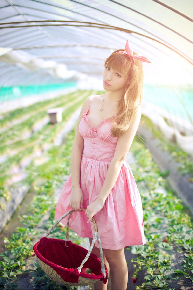 点击大图看下一张：甜美阳光少女粉色连衣裙与你共度温馨好时光