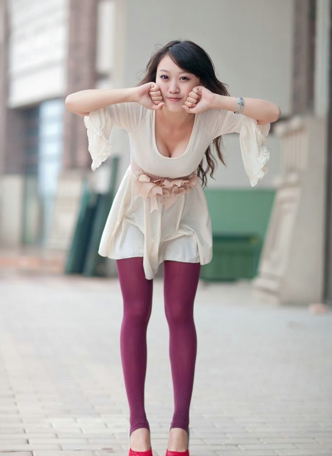 点击大图看下一张：清纯美女紫色连裤袜阳光风韵高挑迷人