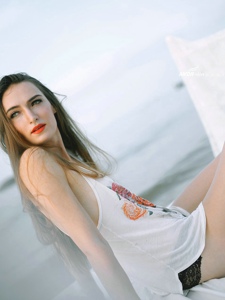海滩边性感女神级欧美女模特床上撩人姿势