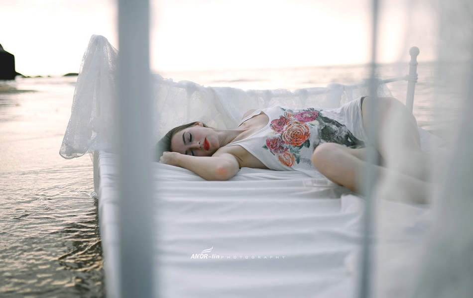 点击大图看下一张：海滩边性感女神级欧美女模特床上撩人姿势