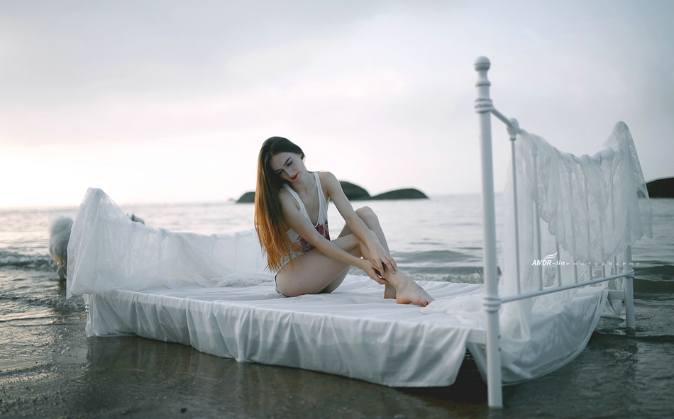 点击大图看下一张：海滩边性感女神级欧美女模特床上撩人姿势