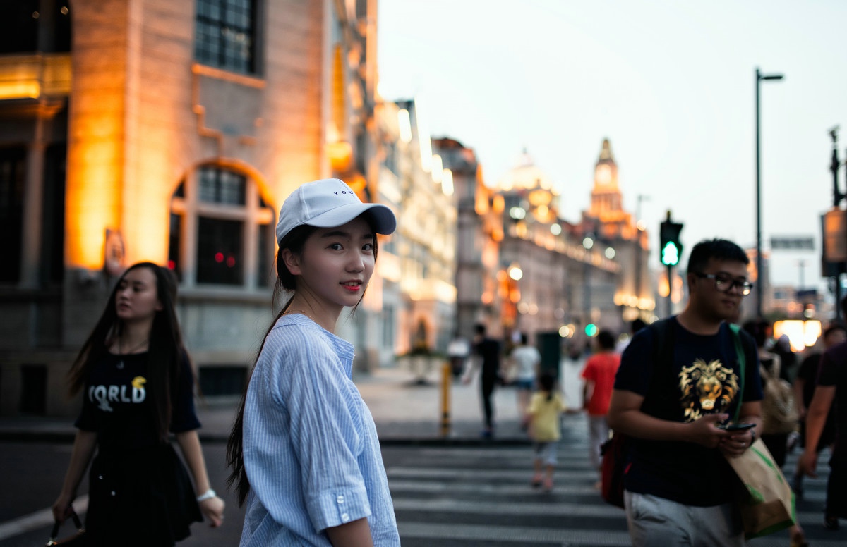 点击大图看下一张：戴鸭舌帽的生活中的少女夜景温馨户外写真