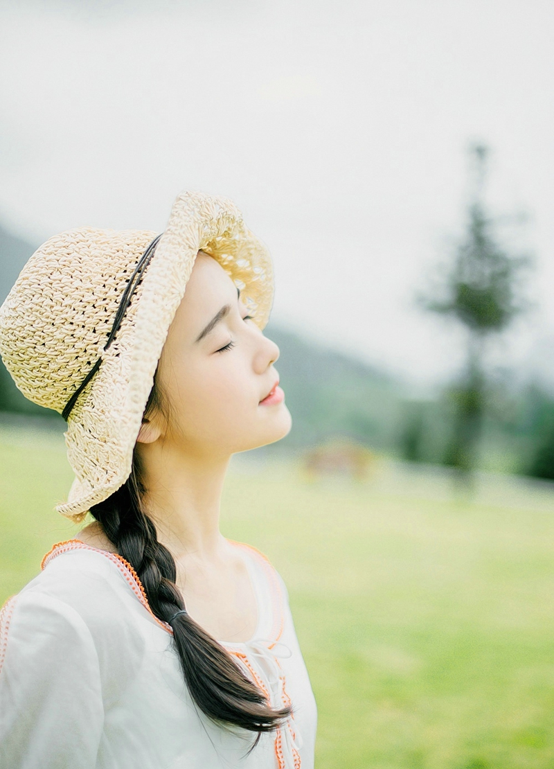 点击大图看下一张：草地上的麻花辫少女清纯甜美写真