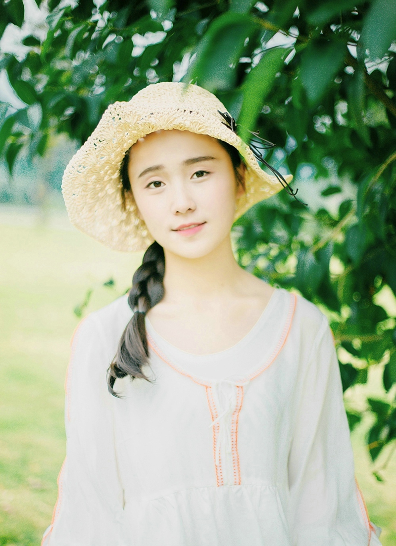 点击大图看下一张：草地上的麻花辫少女清纯甜美写真