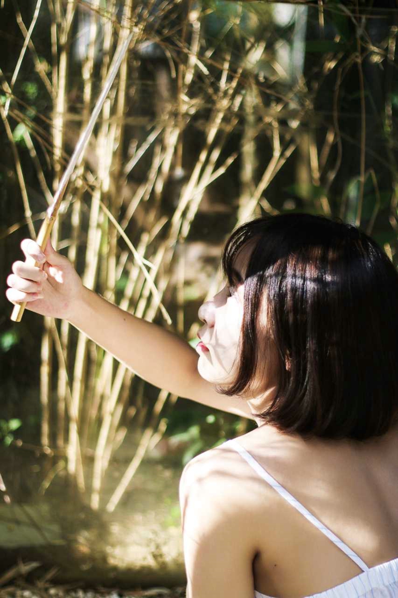 点击大图看下一张：日系短发美女夏日西瓜清凉迷人写真
