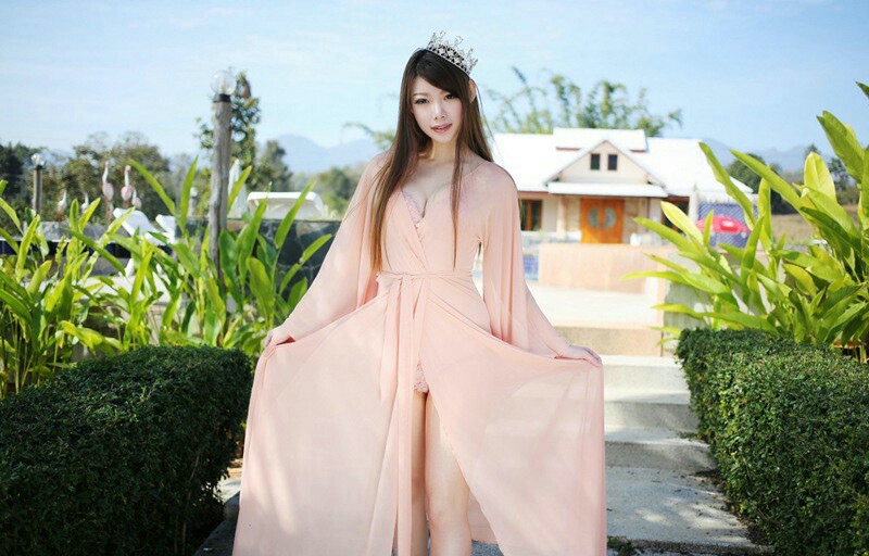 点击大图看下一张：阳光气质美女透明粉红薄纱装性感诱惑很迷人