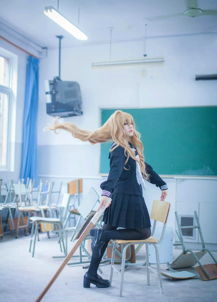 点击大图看下一张：龙与虎逢坂大河学生装教室写真