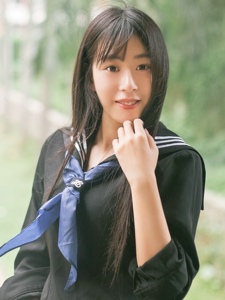清甜日系美女学生装短裙阳光户外写真