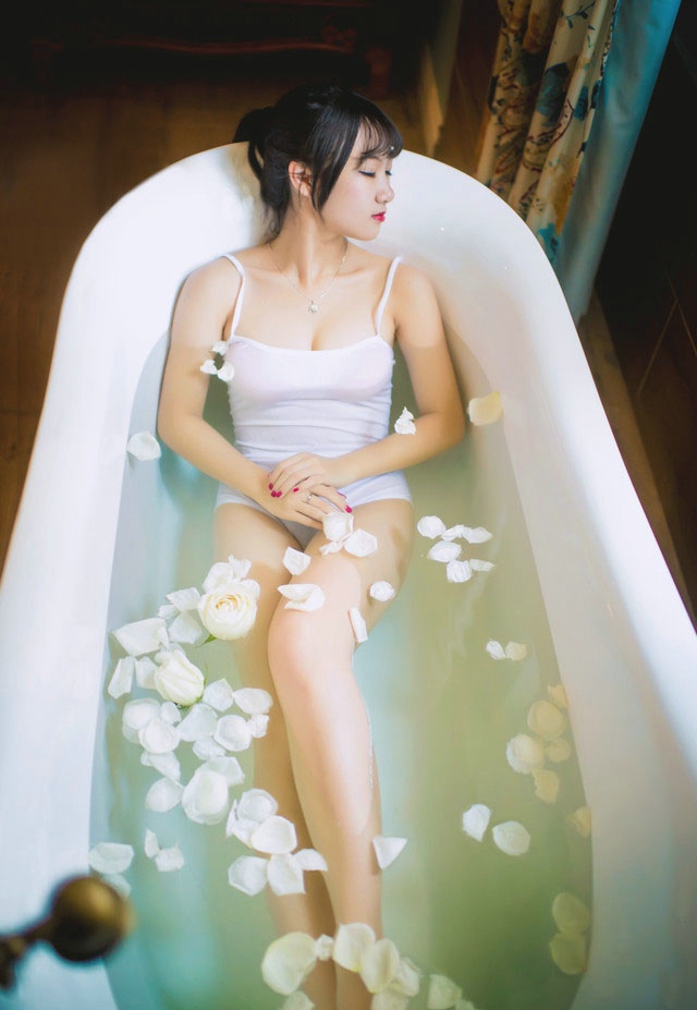 点击大图看下一张：齐刘海美女吊带内衣花瓣浴性感写真