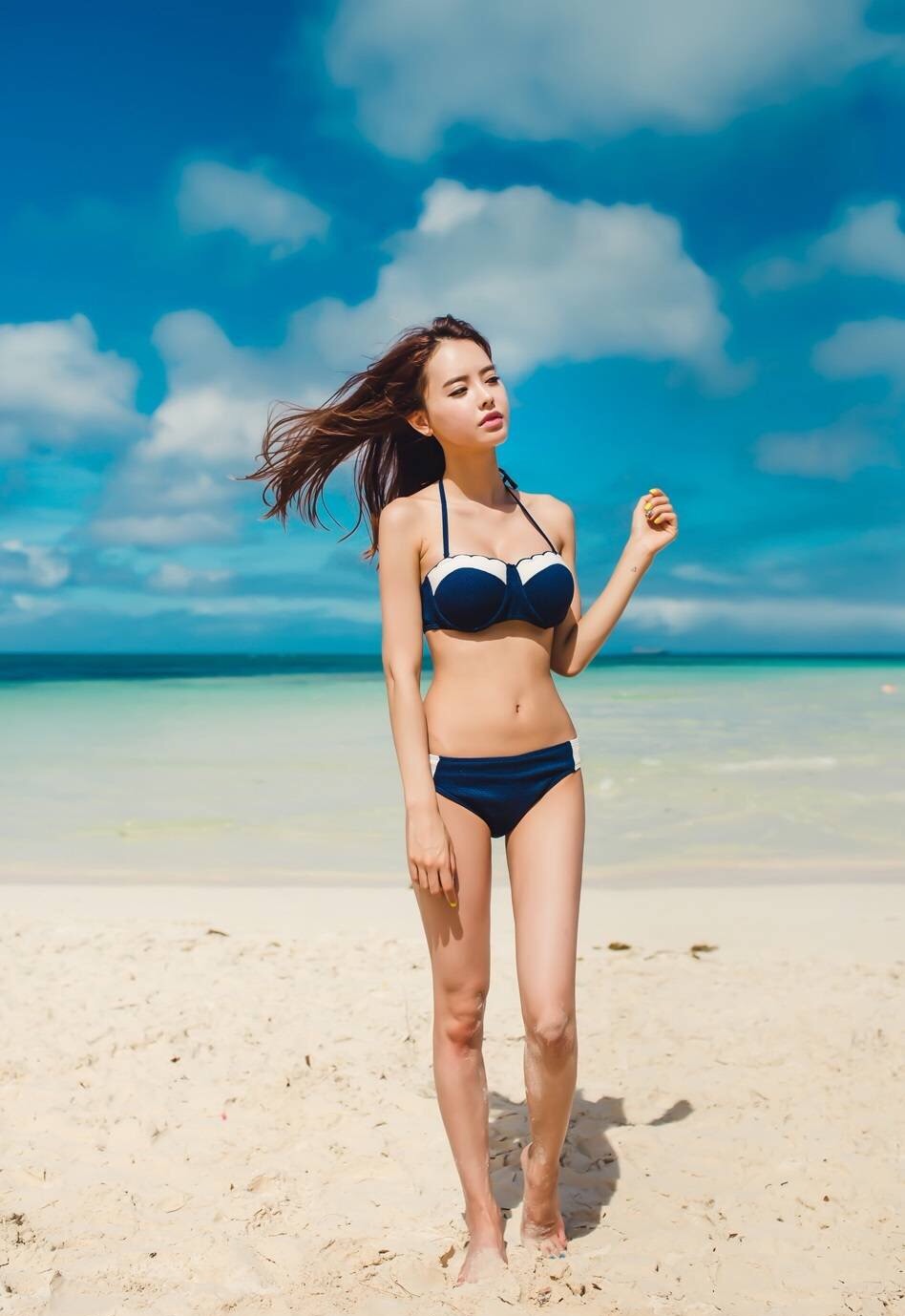 点击大图看下一张：阳光清爽的靓丽美女泳装海滩诱人写真