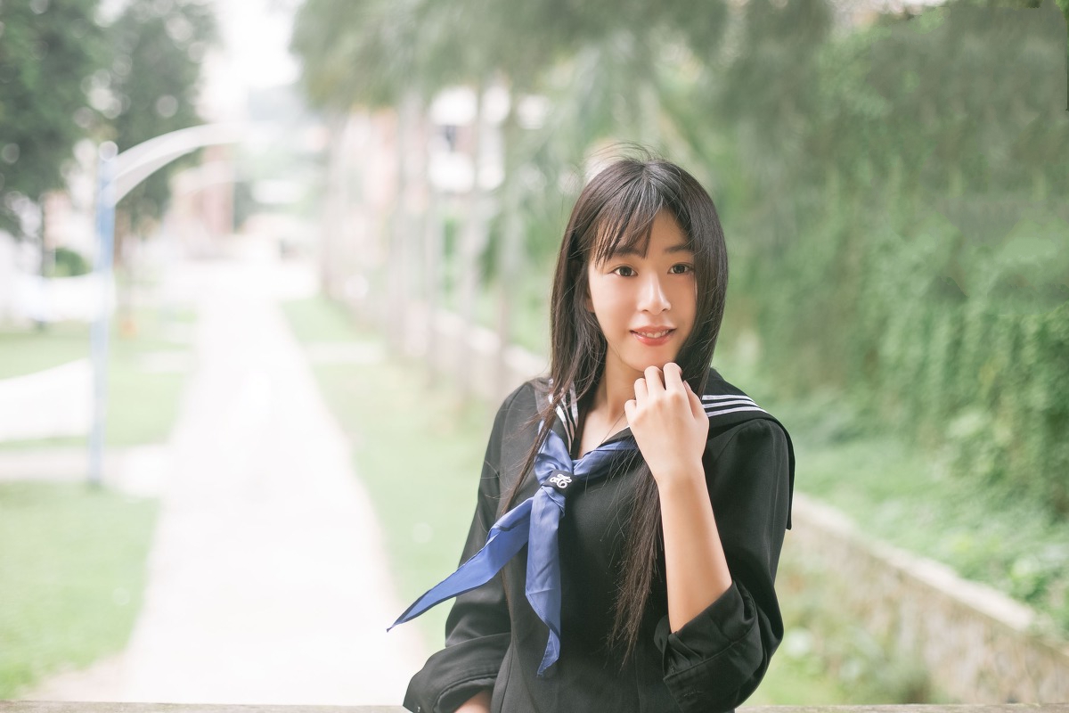 点击大图看下一张：清甜日系美女学生装短裙阳光户外写真
