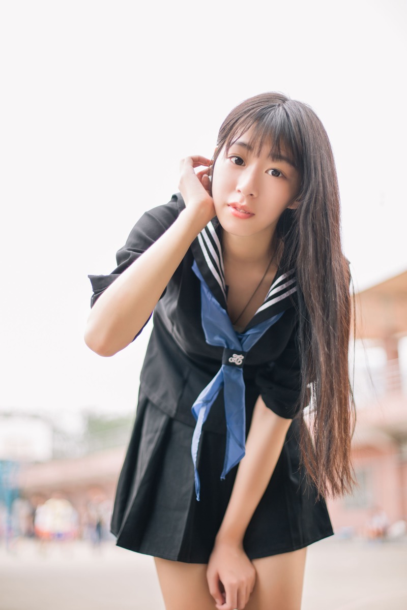 点击大图看下一张：清甜日系美女学生装短裙阳光户外写真